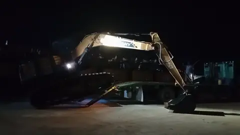 Busheettdah!!  Muat Excavator ke atas Trado malam malam sampai oleng wkwkwk #tiktokpro  #viral #fyp #excavator #operator #marketing #sales  #cuan #kerja #sany 