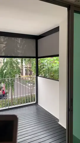 Rèm Zip (hay còn gọi là rèm cuốn zip) là một giải pháp che chắn hiệu quả giúp bảo vệ ban công khỏi mưa, nắng, gió, bụi và tăng tính riêng tư. Dưới đây là những ưu điểm và lợi ích khi sử dụng rèm Zip cho ban công của bạn: 1. Che chắn hoàn toàn mưa nắng Chống nắng, chống UV: Rèm Zip thường được làm từ chất liệu vải dày, có khả năng cản nắng lên đến 90-100%, giúp giảm nhiệt độ trong nhà. Chống mưa hắt: Thiết kế kín, có khóa zip hoặc băng dán giúp ngăn mưa tạt vào ban công, bảo vệ nội thất bên trong. Chắn gió, bụi: Giảm bụi bẩn và gió mạnh, đặc biệt phù hợp với nhà cao tầng. 2. Tăng khả năng sử dụng ban công Tạo không gian thoải mái: Dù trời nắng gắt hay mưa lớn, ban công vẫn có thể sử dụng như một nơi thư giãn, đọc sách, uống cà phê. Linh hoạt đóng mở: Dễ dàng kéo lên/xuống hoặc mở một phần tùy theo nhu cầu sử dụng. Cách nhiệt, tiết kiệm điện: Giảm nhiệt từ bên ngoài vào, giúp phòng bên trong mát hơn, tiết kiệm chi phí điều hòa. 3. Đa dạng kiểu dáng & chất liệu Vải bạt chống thấm: Phù hợp với ban công thường xuyên tiếp xúc mưa nắng. Vải lưới cản nắng: Giảm chói nhưng vẫn đảm bảo thông thoáng. Nhiều màu sắc, họa tiết: Phù hợp với phong cách thiết kế của từng ngôi nhà. 4. Dễ lắp đặt & bảo trì Có thể lắp cố định hoặc di động tùy nhu cầu. Vệ sinh đơn giản, độ bền cao. Ứng dụng lý tưởng ✔ Ban công chung cư, nhà phố ✔ Quán cà phê, nhà hàng có không gian mở ✔ Khu vực giặt phơi cần che chắn Nếu bạn muốn tìm hiểu thêm về mẫu mã, giá cả hoặc cần tư vấn lắp đặt, hãy liên hệ với các đơn vị cung cấp rèm Zip uy tín để được hỗ trợ tốt nhất nhé! 🚀