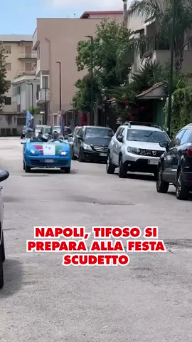 ⚽ Altro che scaramanzia! Un tifoso del Napoli è già pronto per la festa scudetto. La squadra di Antonio Conte, con un punto di vantaggio sull'Inter in classifica, sarà ufficialmente campione d'Italia stasera in caso di vittoria contro il Cagliari. Per ottenere il quarto scudetto nella sua storia, al Napoli potrebbe bastare anche un pareggio, a patto che l’Inter non vinca in trasferta col Como. Scudetto napoletano anche nel caso in cui gli azzurri perdessero al Maradona e, contemporaneamente, lo stesso facessero i nerazzurri contro la compagine di Fabregas. Video Instagram @https://ilbardellosport.pulse.ly/kzhjt1slz5