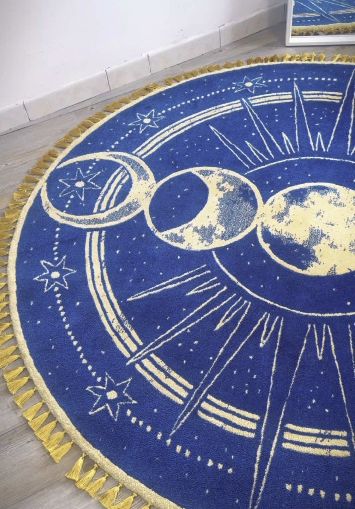 🎮✨Ho trasformato un momento iconico di Split Fiction in... un tappeto per @letizia_borri ! Sì, hai capito bene: gaming e trama si incontrano per dare vita a un pezzo unico. 🧶Tutto fatto a mano, con un sacco di pazienza e un po’ di errori di percorso😅 Se sei fan dei videogiochi o dell’artigianato un po’ fuori dagli schemi, fammi sapere cosa ne pensi! #SplitFiction #TappetoFattoAMano #DIYGaming #TappetiArtistici #GameArt #ArteTessile #HandmadeRug #GamingDecor #tufting 