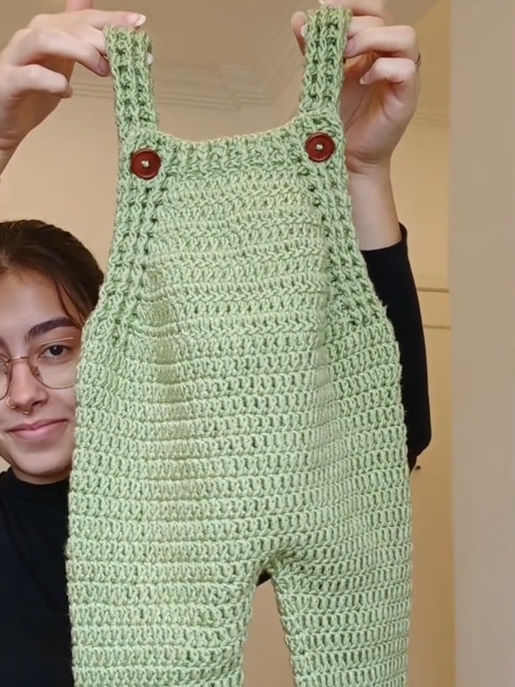 O tutorial dessa lindeza já está postadinho aqui no perfil 💕😭🤏🏻 #crochet #bebe #roupadecroche #feitoamao #macacao #croche 