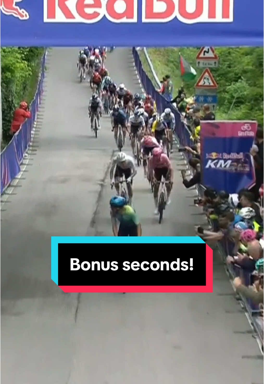 The Maglia Rosa leading out his team-mate! UAE dominate the Red Bull kilometre with Ayuso picking up four seconds, and Del Toro two. #cycling #roadcycling #giro