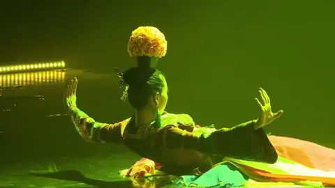 Chưa thể loại Múa nào khiến mình niệm Phật trc khi lên sân khấu nhiều như Múa bóng rỗi 😁. Chỉ mong ko nghe tiếng “xoảng”.. Vậy mới biết các Nghệ nhân mình giỏi đến mức nào. Mỗi lần Múa dân gian là mỗi lần đc tự hào❤️ #vanhoa #muabongroitaynambo #muadangian #vietnamese #viral #mua 