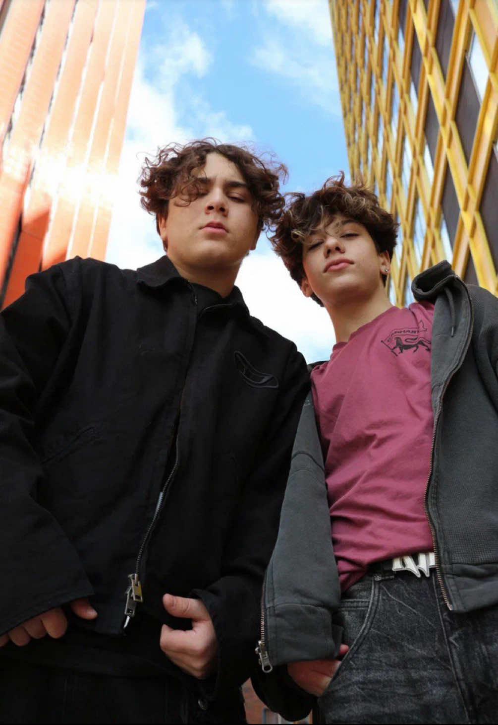 30 мая выйдет новый трек Парашют, который мы записали вместе с @Kamil_Kikido  Ставьте лайк на пресейв, чтобы услышать его первым