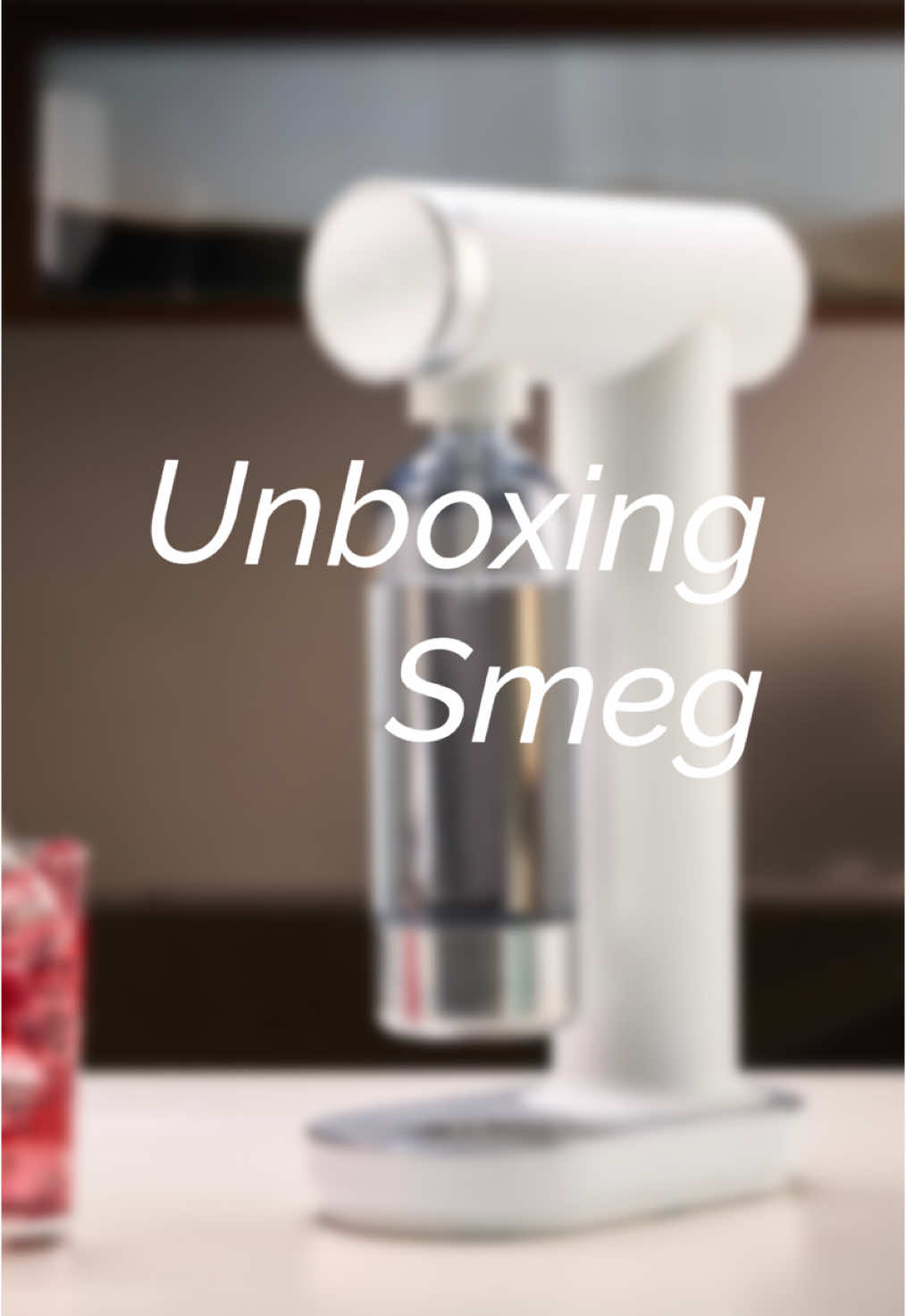 Just in : the Smeg Sparkling Water Maker and it’s even prettier in person 💧🍹 Let’s unbox some bubbles ! 🫧  #smeg #smegappliances #unbox #unboxingvideo #unboxwithme #newproduct #smegqueen #homedecor #kitchenappliances 