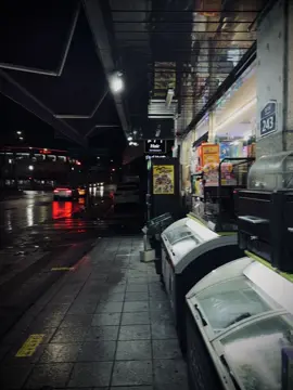 “Giữa thành phố xa hoa, anh lại nhớ những chiều giản đơn bên em – nơi chỉ cần nhau là đủ đầy cả một trời bình yên…”