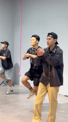 Có rất nhiều clip đợt thi ATSH mình còn giữ mà chưa có dịp post, định là sẽ post sau khi qua livestage này, nhưng vì kết quả không như ý nên cũng để nó trôi đi luôn.Lúc này Gin tập mỗi tối và tối nào cũng tập 3,4 tiếng, anh Isaac thì chỉ nhảy hỗ trợ dance battle 1 vòng nhưng biết Gin tập một mình nên lúc nào rảnh và bớt mệt là chạy ngay sang với Gin. Hai anh em tập nhiều lắm, thấy thương. Nhìn lại anh mình lúc này ốm quá trời, ăn cũng không ít nhưng tập nhiều quá ăn nhiêu cũng không đủ bù lại.  7.2024  #Isaac #GinTuanKiet #AnhTraiSayHi 