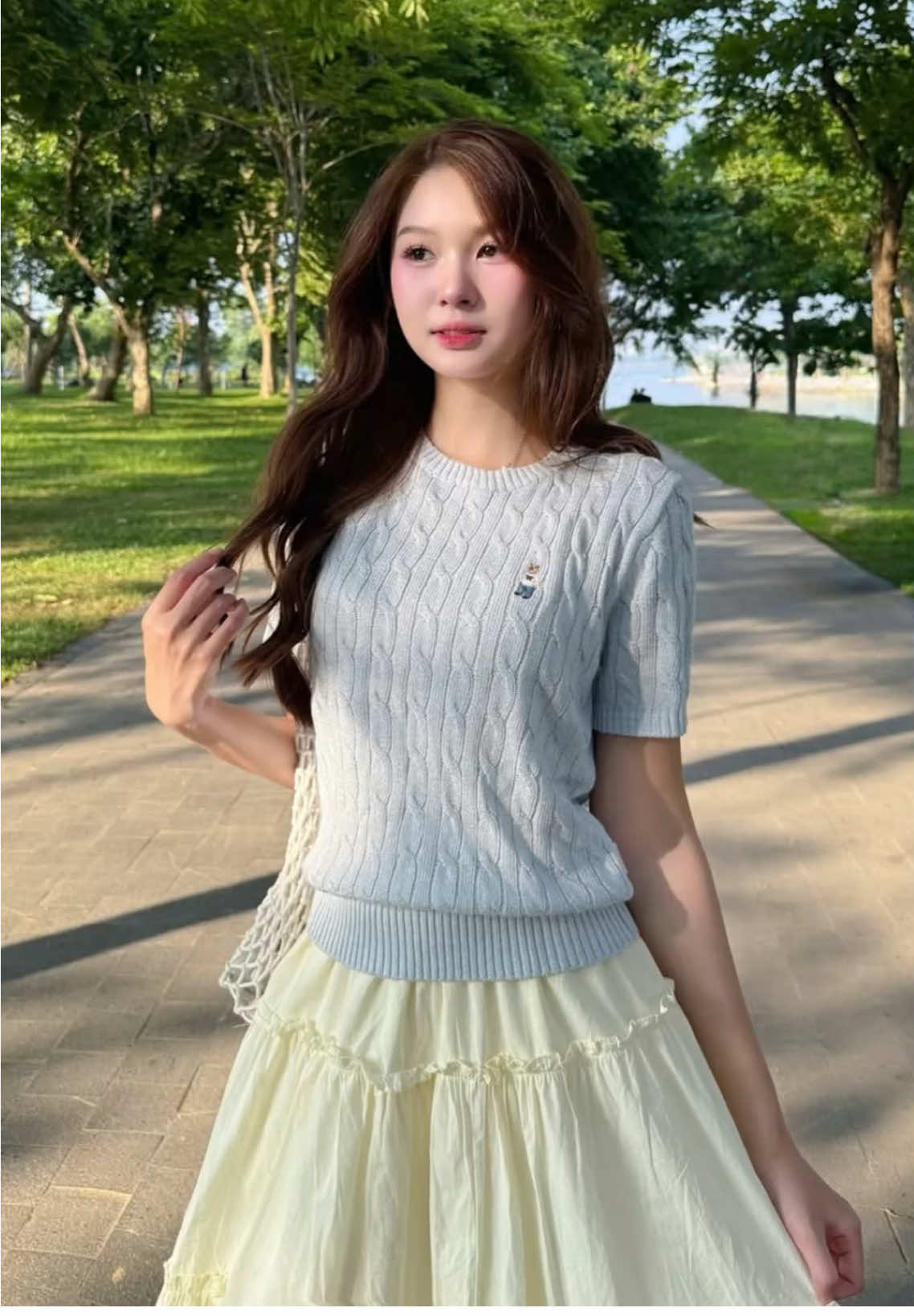 Chiều đổ nắng, mình đổ dáng 🥰 Áo xinh vừa vặn, mood lên hong cần lý do 💝 #WhoauVietnam #WhoauVN #Whoau #whoaustevebear #outfitoftheday #OOTD #viral #xuhuong #fashion  #pullover #sweater 