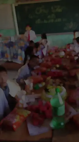 Hồi bé chỉ muốn lớn lên thật nhanh để làm này làm kia, khi lớn lên rồi mới nhận ra khoảng thời gia đẹp nhất vãn là ngày còn tuổi thơ ấu, tuổi tươi đẹp chọn vẹn bên nhau...#top1xuhuongtiktok 
