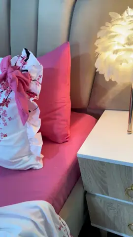 ✨ راكي تجهزي و راكي حاصلة! ✨ 💕 راه داخل الصيف وخصك دراوات شابين لغرفتك 💕 لعروس هذا العام، نقدم لكِ أروع موديلات الدراوات اللي راح تزيد جمال غرفتكِ! 💍🌸 👰 لأنكِ تستاهلي الأجمل، جلبنا لكِ مجموعة من دراوات الفاخرة اللي تضفي لمسة من الأناقة على كل تفاصيل حياتكِ الزوجية. Parure de draps (6pieces) 2 بلاص قماش قطن فيتنام 100% مضادة للحساسية فيها 6 قطع draps doux 6 pièces  💗مقاس درا (240x230)🤩 💗اوس ماطلة (180x200)🤩 💗 4غلاف مخدة (70x50)🤩 قماش من النوعية الرفيعة فيتنام  التوصيل جميع الولايات والدفع عند الاستلام👋 للطلب  او الاستفسار ارسلوا رسالة للصفحة👋 ❤️❤️مرحبا بيكم ❤️❤️