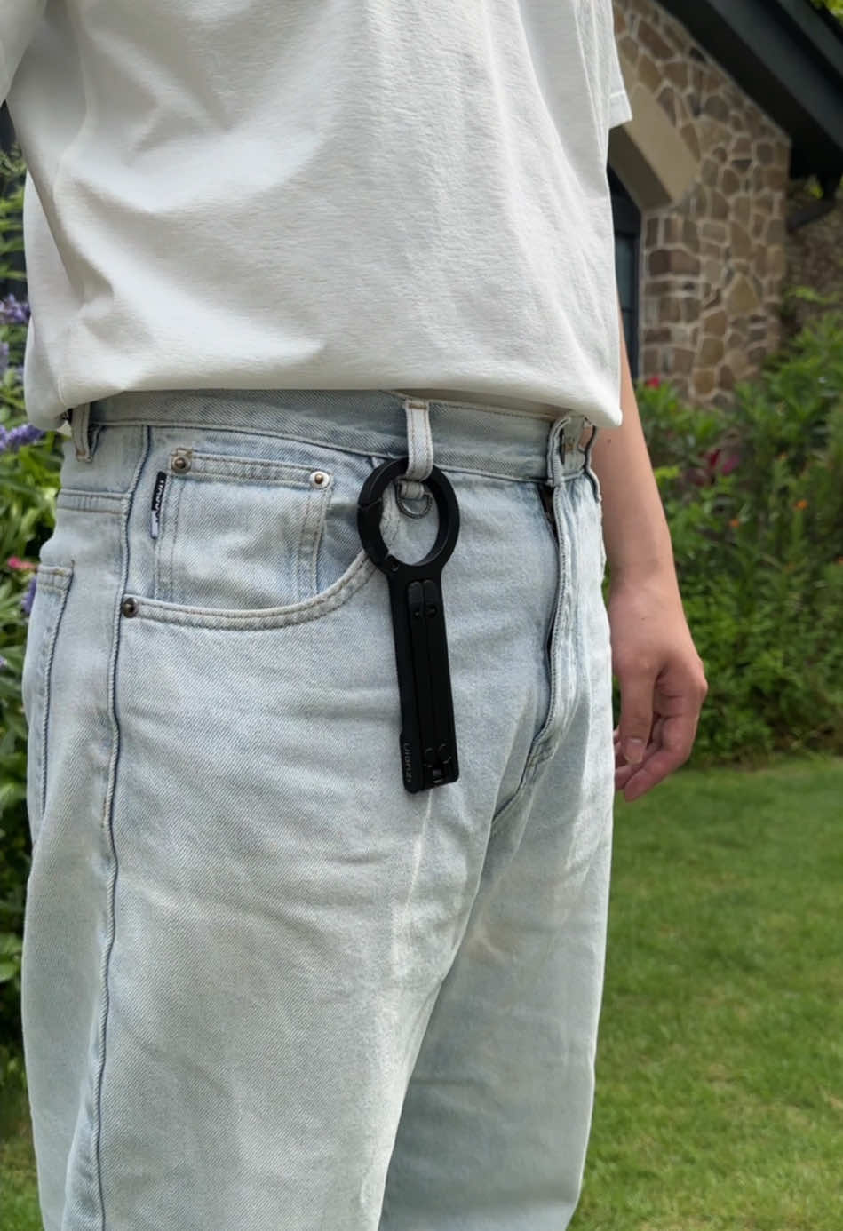 This is probably the coolest tripod I have ever seen!#minitripod #phonetripod #selfiestick #ulanzi #ulanzima30 #portable #phonestand #carabiner #ConSantanderConecto 