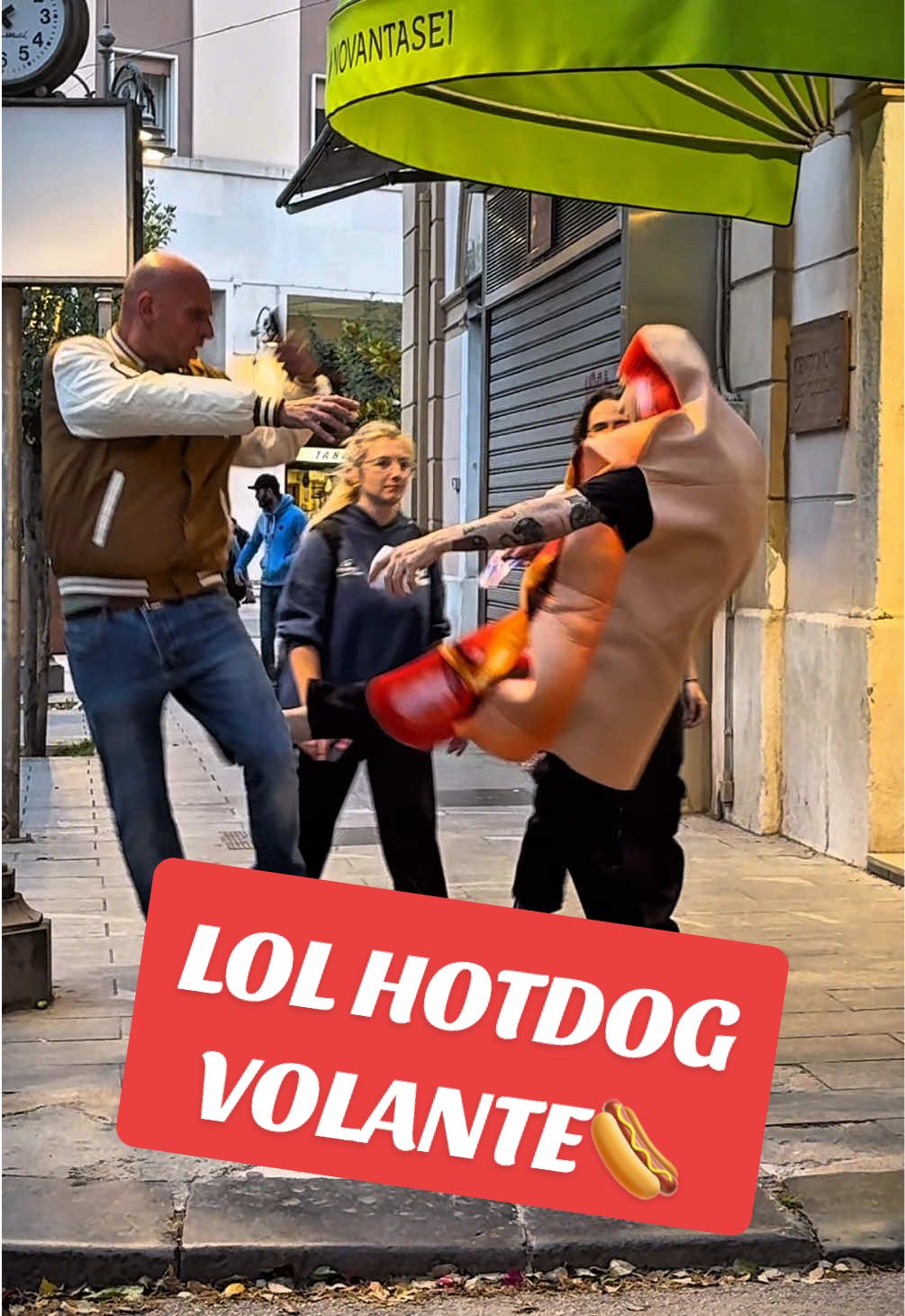 LOL HOTDOG VOLANTE🌭. @FATDOG_2.0 #prankwars #hotdog #volante #costume #divertente #StreetStyle #americanfood #Carnevale #risas #drole #reaction 