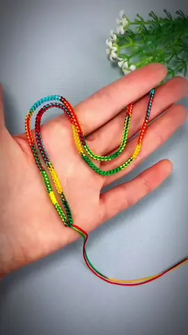 🪢✨Простой способ плетения многоцветного браслета 😍 Хочешь больше мастер-классов 👉ссылка в шапке профиля! #рукоделие #вышивка #своимируками #вязание #декорсвоимируками #творчество #бисер #ручнаяработа #арт #макраме 