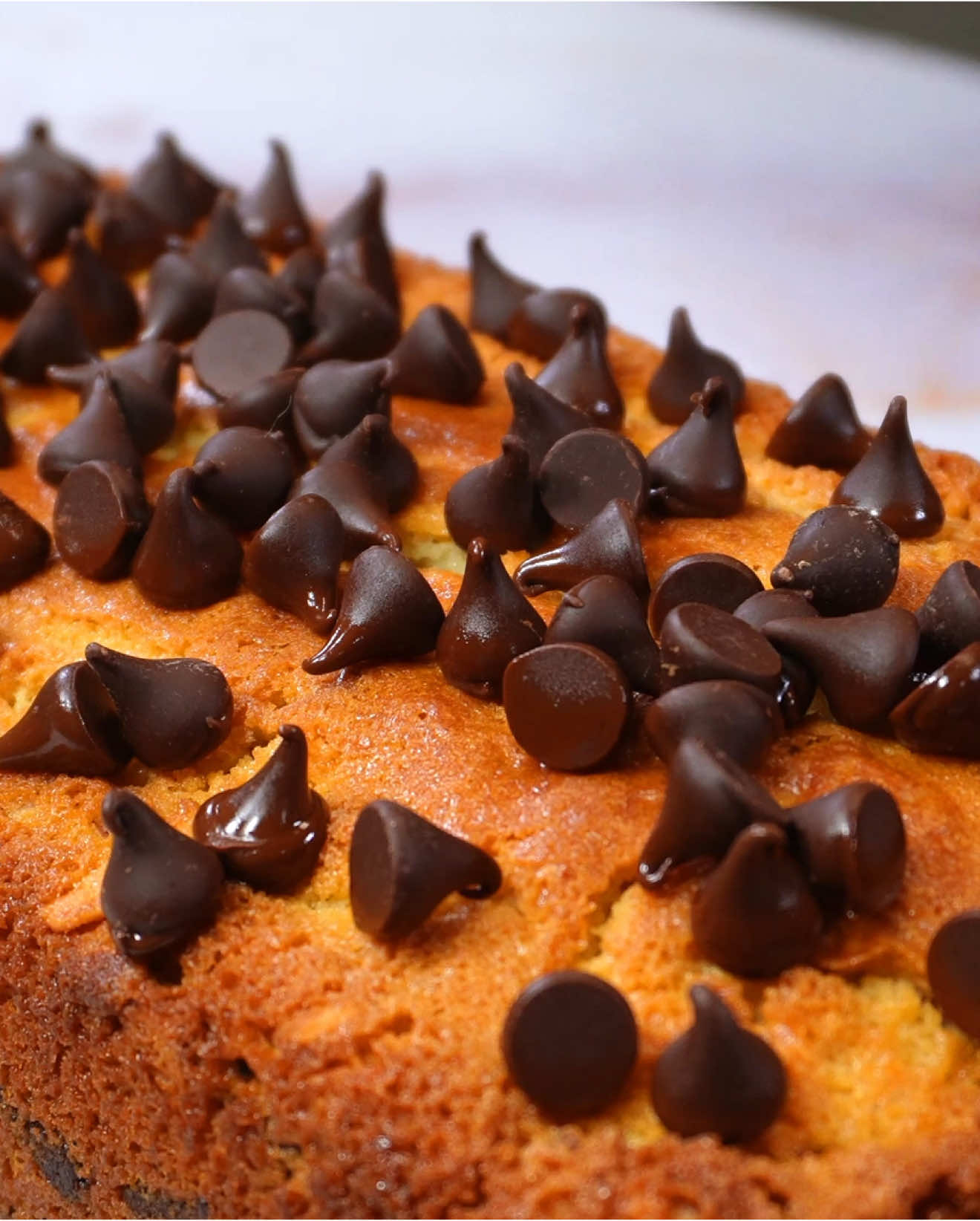 Torta con chispas de chocolate y almendras ❤️😱 Ingredientes:  120 g de mantequilla sin sal a temperatura ambiente (1/2 taza + 1 Cda)  180 g de azúcar (casi 1 taza)  2 huevos  200 g de harina de trigo todo uso (1-1/4 taza) 2 Cditas de polvo de hornear  1/4 Cdita de sal  140 ml de leche líquida (1/2 taza + 2 Cdas)  1 Cda de esencia de vainilla  200 g de chispas de chocolate de leche ( un poco más de 1 taza)  90 g de almendras fileteadas (1 taza)  Para decorar: 1/4 taza de chispas de chocolate de leche (45 g) 2 cdas de almendras fileteadas (15 g) ⏲️Tiempo de horneado: 60 minutos  🌡️Temperatura de horneado: 180°C (356°F)  Molde utilizado: rectangular de 22 cm de largo, 12 cm de ancho y 7 cm de alto. 