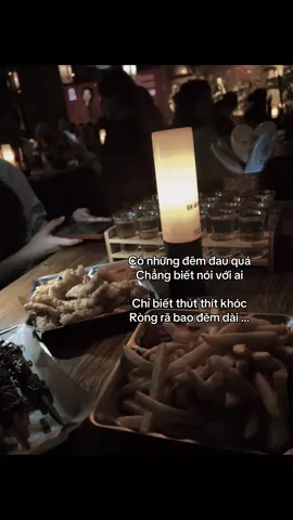 Dù bạn có sống tử tế, nhẹ nhàng, không động chạm ai, có những người vẫn thấy khó chịu khi bạn… bình yên. Họ sẽ nói: “Sao cười nhiều thế?” “Sao lúc nào cũng tỏ ra mạnh mẽ vậy?” Rồi nhân lúc bạn gục ngã, họ thở phào, như thể đấy là điều họ chờ đợi từ lâu. Mình từng giật mình vì những lời như vậy đến từ chính những người tưởng chừng thân thiết nhất. Nhưng sau cùng, mình hiểu một điều: Có những người sẽ không bao giờ hạnh phúc - nếu bạn còn đang hạnh phúc. Và nếu mình cứ buồn chỉ để chiều lòng họ, thì liệu có ai chịu vui giùm mình? Từ ngày đó, mình bắt đầu tách rời cảm xúc của mình khi nhìn thấy sắc mặt của họ. Không phải vì mình vô cảm, mà vì mình chọn lọc. Không ai xứng đáng có quyền điều khiển tâm trạng của bạn, chỉ vì họ không biết cách điều khiển cuộc đời mình. #tonthuong #tuithan #ngu #xhhhhhhhhhhhhhhhhhhhhhhh 