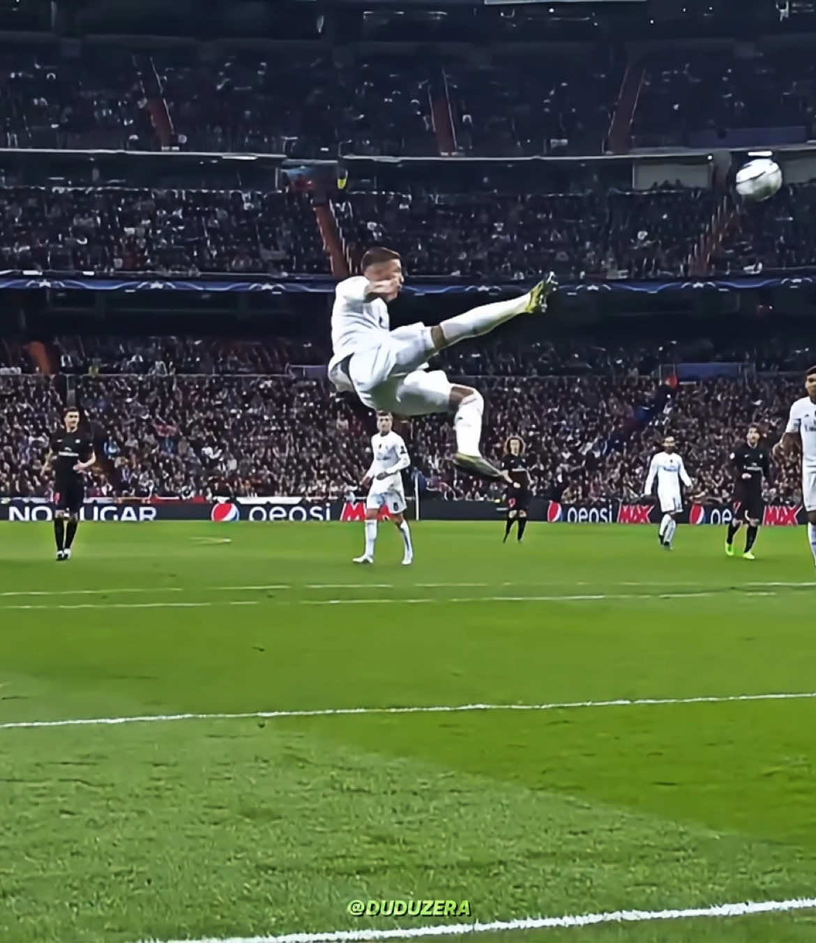 Sergio Ramos se destacava como um defensor extremamente completo e dominante. Era conhecido pela sua capacidade de antecipação, cortes precisos e desarmes no tempo certo. Forte fisicamente, sabia usar seu corpo para ganhar duelos, tanto pelo chão quanto pelo alto. #sergioramos #realmadrid 