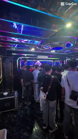 Tiền nhìu để làm gì,, đi choi dịt đi,,#xuhuong #viral #ktvboysg @Karaoke đào nam (tommy) 