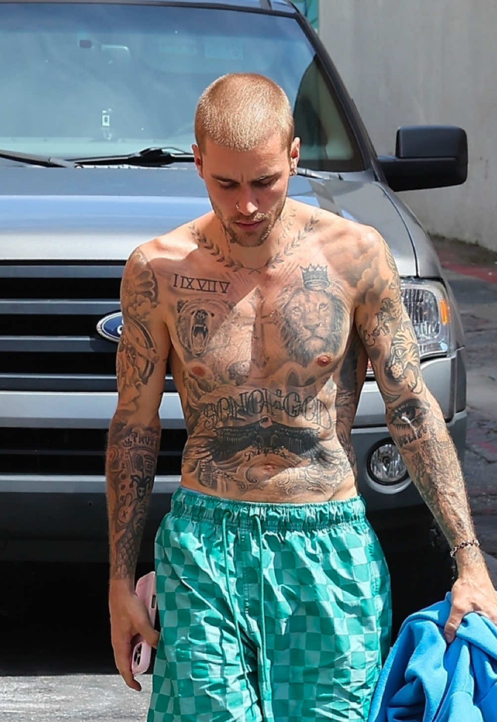 Essere prevedibile non fa per lui. Continuano gli avvistamenti di Justin Bieber a Los Angeles, in quello che sembra essere un periodo particolarmente produttivo per l’artista. Si starebbe infatti preparando a presentare al mondo il suo nuovo progetto, Skylrk, un brand da lui fondato a sua immagine e somiglianza, di cui ha già iniziato a svelare i primi prodotti attraverso il suo profilo social. Ma Justin riesce sempre a sorprendere, e ci sono già oggetti — come una speciale cover per il telefono ispirata a quella di Hailey per il suo brand Rhode — che stanno facendo parlare e sono diventati virali ancor prima dell’uscita ufficiale sul mercato. In ogni caso, Skylrk si distingue soprattutto per un uso del colore unico nel suo genere, perfettamente coerente con lo stile distintivo di Justin Bieber: toni fluo e accesi, proprio come quelli del suo ultimo look sfoggiato a Beverly Hills, dove, come sempre, si è fatto notare per la sua capacità di rompere gli schemi del classico streetwear. [📸 BACKGRID / IPA 📹 BACKGRID] #whoopsee #justinbieber 