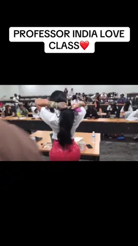 LOOK AT THE FRONT ROW😂#fyp #streameruniversity #indialove 