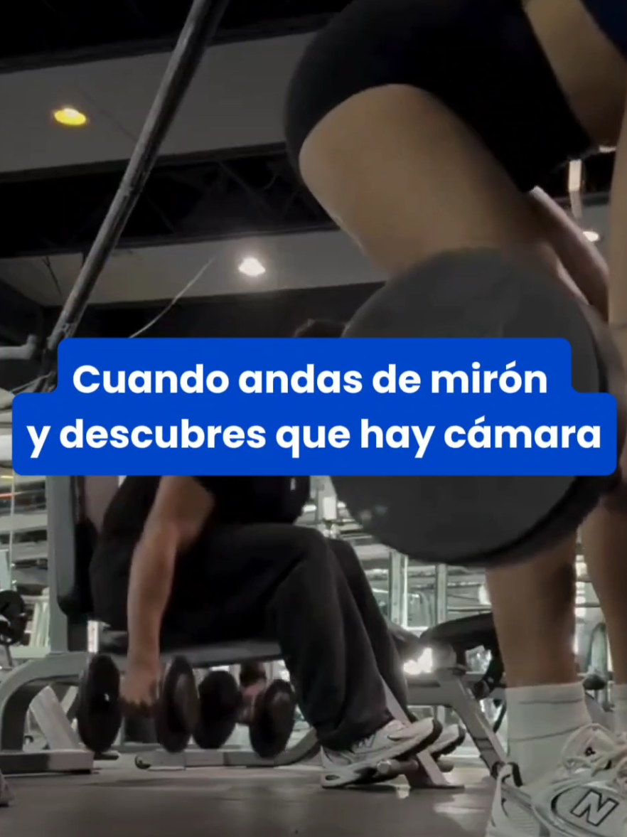 #Viral | Mientras realizaba su rutina de bíceps, un joven fue captado desviando la mirada hacia una usuaria que ejecutaba peso muerto.  La escena, que parecía típica del ambiente fitness, dio un giro inesperado cuando el implicado notó que lo estaban grabando... y reaccionó persignándose. #Gimnasio #Viral #RedesSociales #EtiquetaFitness #Insólito 🏋️‍♀️📹