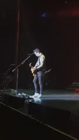 A little guitar action for you all 🎸 Biloxi y'all were amazing :) Credit: TT @victoriagallaher