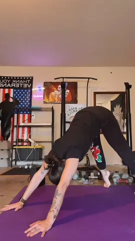 🤭🧘🏻‍♀️🌺  . #yoga #yogainstructor #yogi #downwarddog 