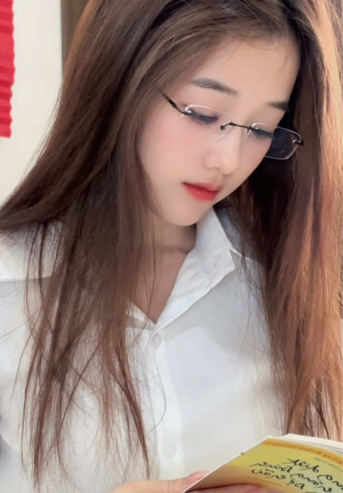 Tĩnh tọa khêu đèn xem sách xưa, Ngàn trang gom lại một tâm thừa. Văn chương chẳng để cầu danh lợi, Chỉ để lòng người bớt gió mưa. ——( Băng Tiên Tử )——