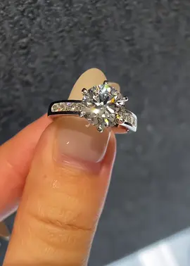 TIFFANY & Co Classic Diamond Ring💍 Model: Classic Six Claws Size: 2.02ct Material: 18K white gold Level: F-G VVS1 3EX Accessories: Packaging/Certificate Service: Lifetime Free Maintenance/Global Mail/Free Return and Exchange Follow me to learn more about luxury jewelry and watches.🌹 #Diamond #DiamondRing #Ring #Jewelry #HighJewelry #JewelryCustomization #Luxury #SouthAfricanDiamond #tiffany