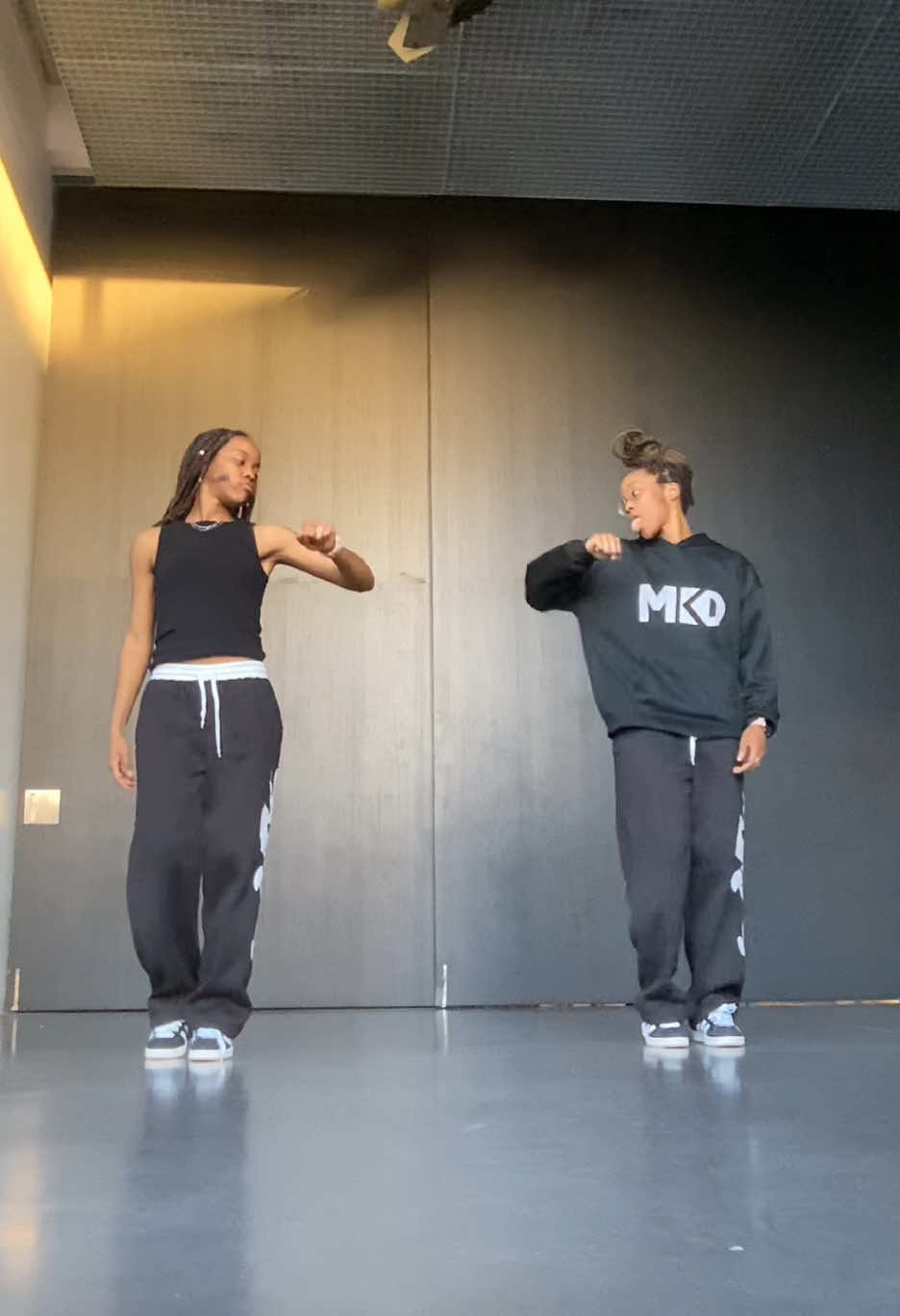 Vibes on vibes ✨ #blackwoman #dancer #danseuse #dance #footwork #vibe #chill #bruxelles #fyp @davido @Omah Lay 