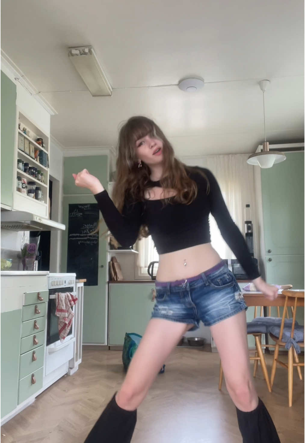 Jag klippte precis sönder mina byxor för the legwarmers pls säg att dom blev jätte fina och de verkligen var värt det🥰🥰🙏🙏(dom ser ganska silly ut😢)  @KATSEYE  #gnarly #katseye #dance #katseyegnarly #kpopfyp #katseye_megan #ilovemegan 