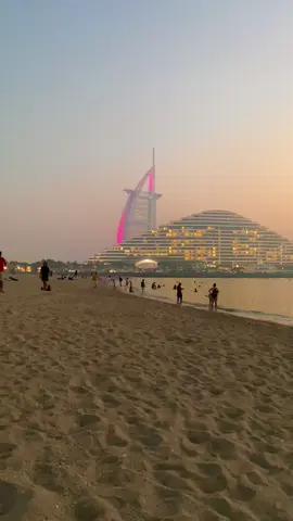 Dubai public beach at sunset… #dubai #burjalarab #marsaalarab #jumeirah #jumeirahbeach #freethingstodoindubai #dubaifree #lifeindubai #dubaiexpat #dubailife
