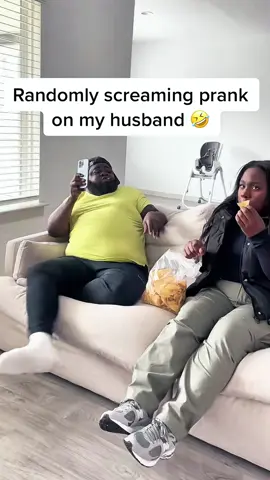 “ Randomly screaming “ prank 🤣🤣#scare #scared #scareprank #prank #fun #trending #virral #family #fyp #foryoupage #funny #challenge #jumpscare #colleague 