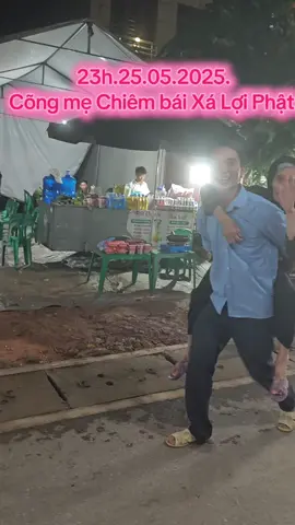 Cõng mẹ chiêm bái xá lợi Phật 