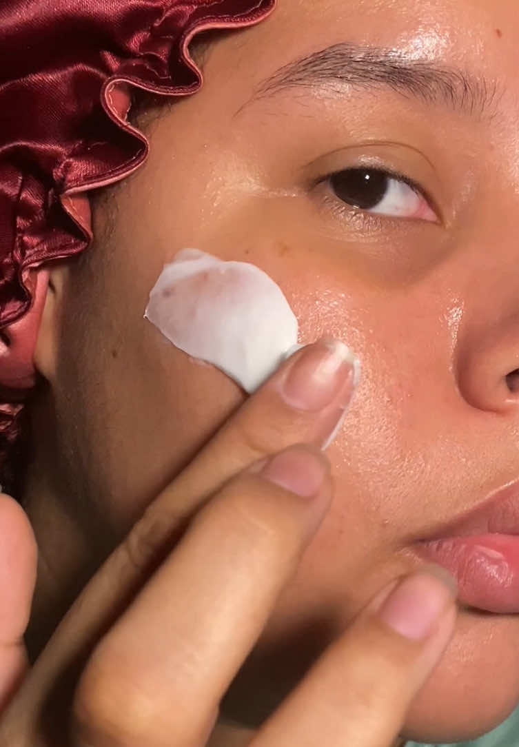 Los coreanos no usan cualquier cosa en su rutina de skincare — y cuando un producto viene de una casa farmacéutica coreana, sabes que es serio. 🌿 Bestieee… encontré una joya coreana para la piel: la Centellian24 Madeca Cream Time Reverse ¡y mi carita lo agradeció con glow ✨ instantáneo! Esta cremita viene respaldada por DongKook Pharmaceutical, una reconocida empresa dermocosmética de Corea, y está potenciada con TECA, un extracto ultra concentrado de Centella Asiática (aka hierba del tigre 🐯), conocida por su poder calmante y regenerador. ✅ Lo que me encantó: Calma rojeces e irritaciones al instante 🌬 Refuerza visiblemente la barrera cutánea 🛡 Hidrata sin dejar sensación pesada ❄️ Se funde en la piel como un abrazo 🤍, sin dejar residuos grasos ni pegajosos 💫 Veredicto: Perfecta para pieles sensibles, secas o reactivas que necesitan un respiro y una dosis de cuidado profundo. Si estás en mood skin recovery, esta es tu señal ✨ 🛍 Disponible en su web oficial y en Amazon — link en la bio! Gracias @Centellian24 por esta joya que ya es parte de mi rutina 🥰🫶 #centellian24 #timereverse #madecacream #tigergrass #kskincare #kbeauty #porecare #tightening #moisturizer #skincare #teca #madeca #glassskin #clearskin #skincarereview #kbeautycommunity