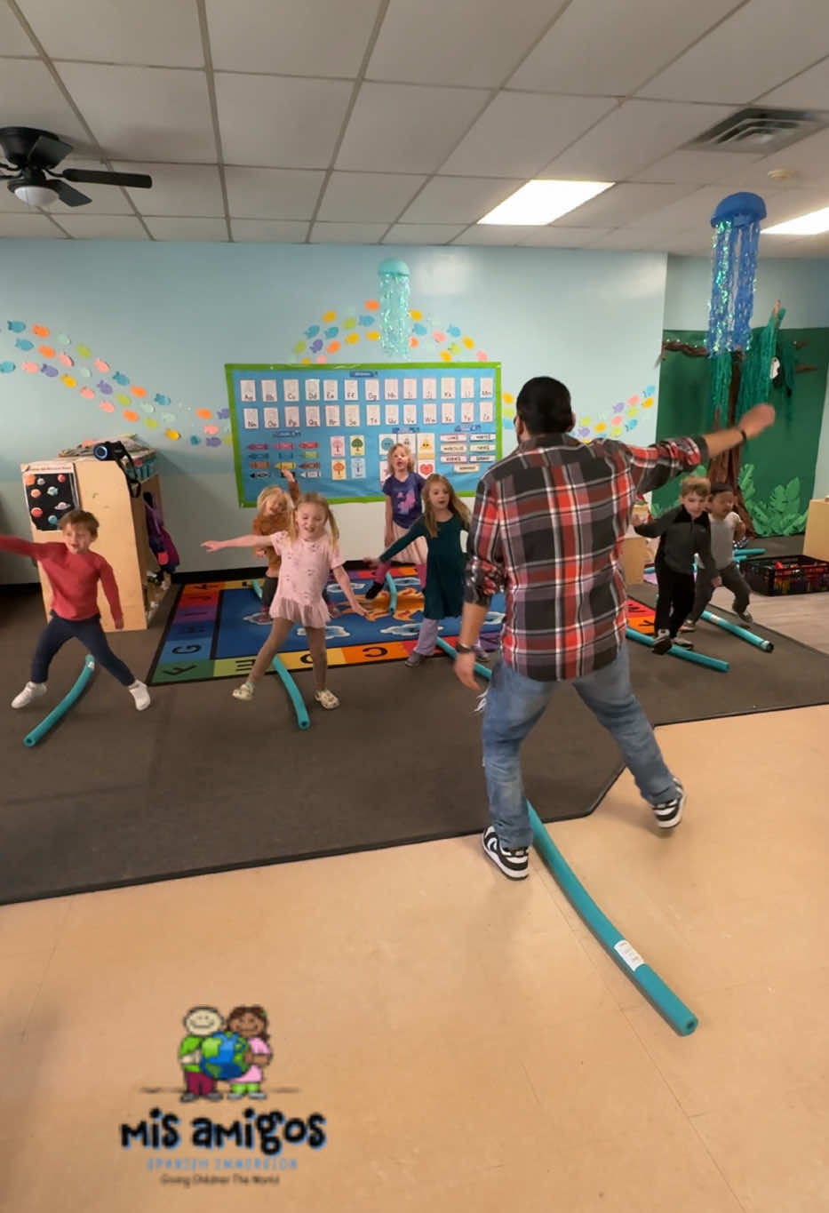 🎶💃 Music class just got a little more fun! Our amazing music teacher got everyone moving with La Raspa—and some pool noodle magic! 🌈🕺 With noodles on the floor as our dance guide, the kids followed the rhythm step by step—and their smiles said it all! 😄🎵💫 We love turning music into movement and laughter! 🧡✨ #LaRaspa #MusicClassFun #CreativeLearning #PreschoolJoy #DanceAndPlay #misamigosspanishimmersion #childcare #musica #clasedemusica #actividadesparaniños #musicaparaniños #baile #danza #mexico #musicademexico #maestra #teacheroftiktok #profesor #PreschoolFun #LearningThroughPlay #fypシ 