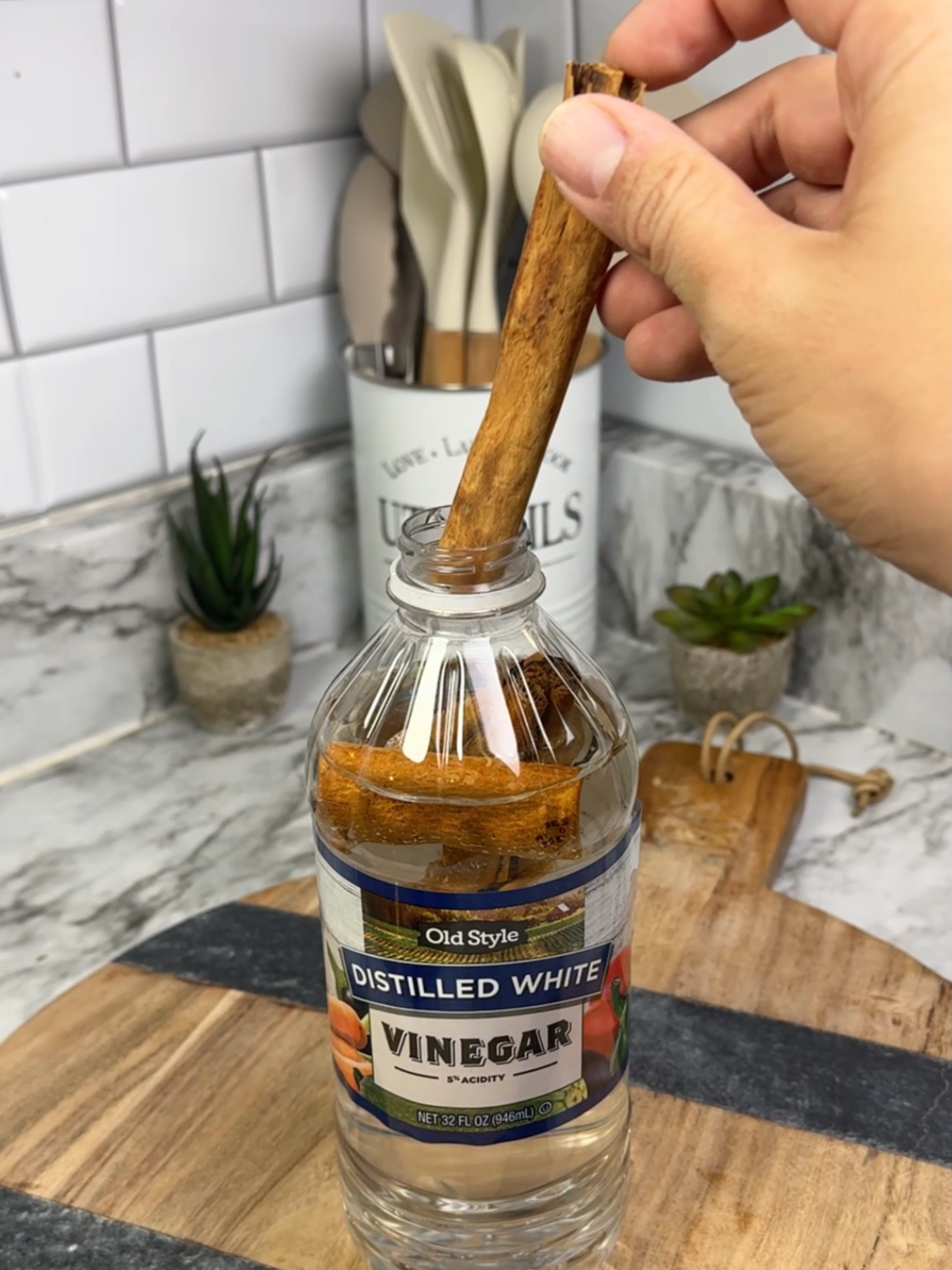 Put cinnamon sticks in the vinegar and everyone will be amazed! #cleaning #airfreshener #LifeHack