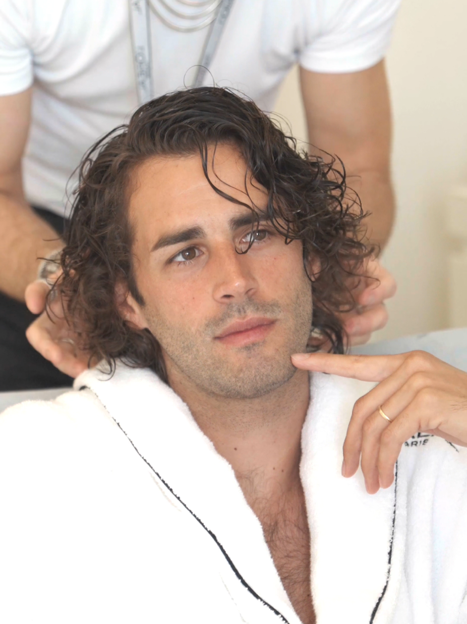 Ho replicato il warm up che faccio prima delle gare anche qui a Cannes... Se funziona in pedana, ho pensato, funzionerà anche su un tappeto rosso! 🤪😂 Grazie @L’Oréal Paris per l'invito e soprattutto per aver dato alle mie splendide donne l'occasione di vivere questa magnifica esperienza. #ad #hair 