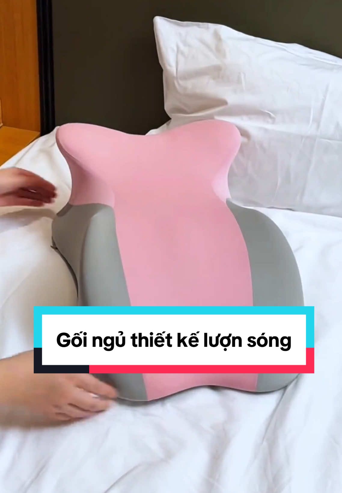 Chiếc gối ngủ được thiết kế lượn sóng siêu hợp lí nằm cực thoải mái nha 😍 #goingu #goinguluonsong #goiluonsong #goi #foryou #xuhuong #muataitiktokshop #LearnOnTikTok #dodungtienich #dodungtrongnha #tienichgiadinh