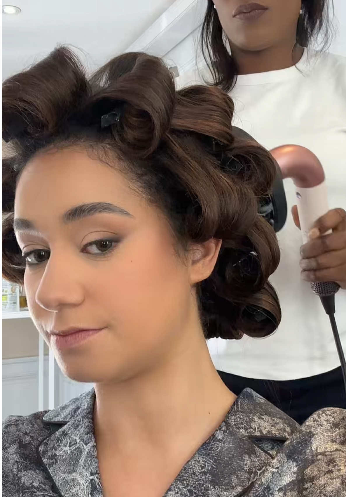 un dernier petit glam pour la route, direction l’Amfar ! 🫂  avec le Supersonic R @Dyson France ! 🪽 #DysonBeautyfr #CannesFilmFestival #Cannes2025 #teamsituations 