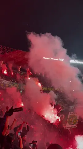 PERSETAN DENGAN WALL OF FIRE COKK! #persebaya #persebayafans #bonek #football #indonesia #liga1 