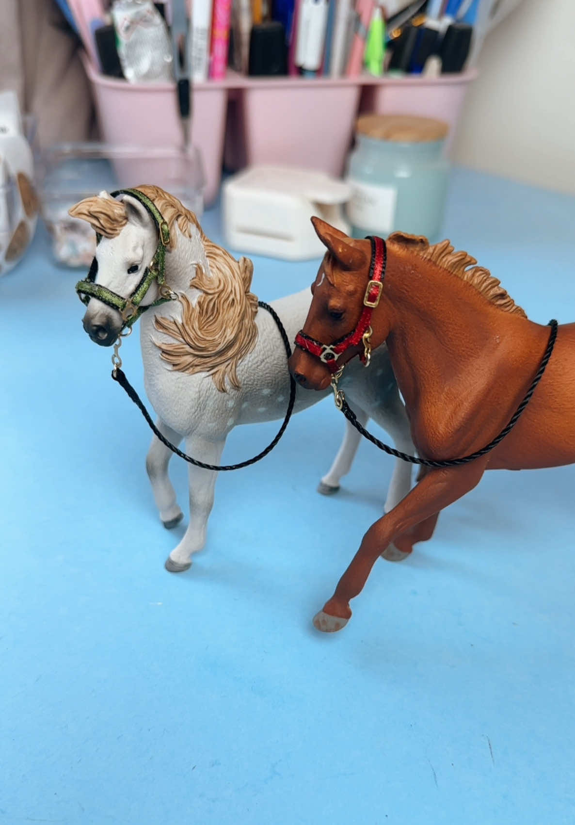 I tried making a new type of halter inspired by the Back on Track design — comfy, adjustable, and realistic for my Schleich and Collecta model horses 🐴💕 And I’m loving the result! Would you like to see a full tutorial soon? 👀👇 🇫🇷 J’ai essayé un nouveau type de licol, inspiré du modèle Back on Track — confortable, réglable et super réaliste pour mes chevaux Schleich et Collecta 🐴💕. Et… je suis fan du résultat ! Vous voulez un tuto détaillé ? #modelhorses #schleichhorse  #backontrack #schleichcustom  #tackmaking 
