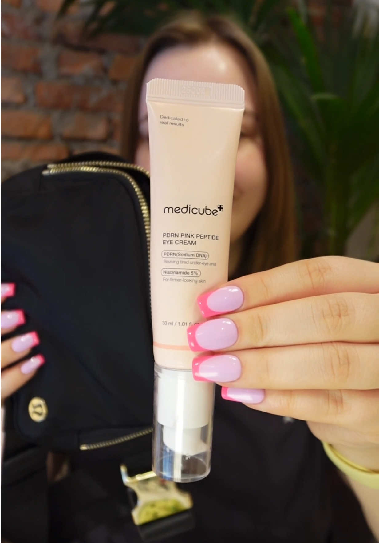 always in my bag🥰#medicube #medicubetiktokshop #medicubereview #TikTokShop #tiktokmademebuyit #tiktokshopfinds #tiktokshopping #eyeserum #skincare #koreanskincare 