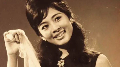 #CapCut #ခင်သန်းနု #khinthannu #myanmar #myanmartiktok🇲🇲🇲🇲 #myanmaractress #fyp #oldbutgold #oldburma #နှင်းဆီ #ရင်မှာစွဲလန်းအောင်လှ 
