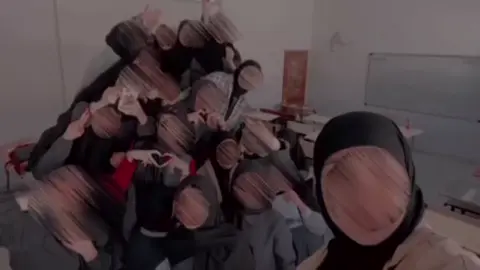 ،،،النهاية هنااا ..... لگن لم ننتهي بعد .....،، كل لحظة تقترب من النهاية... ولگن البداية الحقيقية قائمة  أسدل الستار، لكن الحكاية لا تنتهي هنا الوداع هو بداية لفرصة جديدة النهاية ليست نهاية...بل بداية لشيء. اعظيم أينما ذهبنا، تبقى الذكريات تنتظرنا،، اللحظة الأخيرة گانت بداية لحگاية لا تنسى غابت الأضواء لگن الحلم لم ينطفي كل نهاية تفتح لنا أبواباً جديدة وداعاً للحظة... لكن المرحلة مستمرة #اخر #ايام #مدرسة #صحباتي♥️🥺 #نجاح النهاية💔🥺 #طالبات حادي عشر💔🥺 💔🥺💔🥺💔🥺💔🥺 #حبيبات قلبي يخليلي ياگن🥺💔