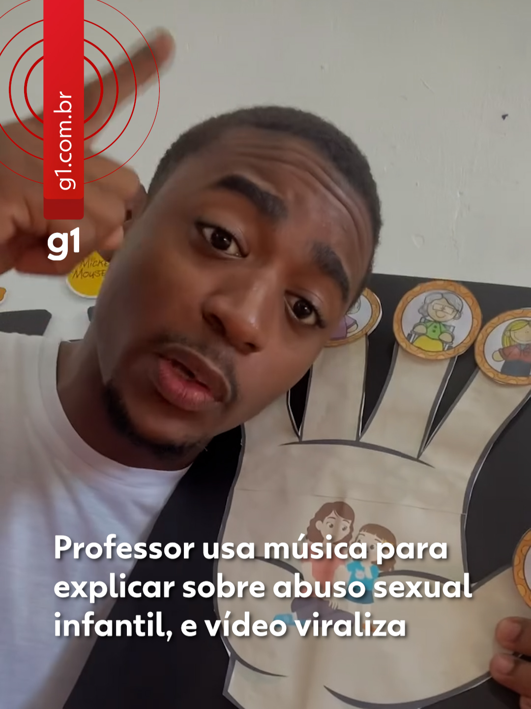 Rio de Janeiro - Um professor de uma escola particular de Nilópolis, na Baixada Fluminense, viralizou nas redes sociais com músicas usadas para explicar aos alunos, que são do Ensino Fundamental, sobre abuso sexual infantil. Até esta sexta-feira (23), uma das postagens do Tio Leo já tinha acumulado mais de 1,8 milhão de visualizações em seis dias no Instagram. O jovem, que se apresenta como universitário apaixonado por ensinar, aparece em um dos vídeos como um desenho que mostra partes do corpo. Ele vai cantando uma música da Boneca Juju e é possível perceber que os alunos estão com a melodia na ponta da língua. Com a música, ele destaca que há partes do corpo que não podem ser tocadas por outras pessoas. Ele afirma ainda que se alguém invadir o espaço da criança, é para contar para os pais e que, se não resolver, é para buscar tios, avós, irmãos ou professores. Nos comentários, diversos pais relatam que mostraram o conteúdo do Tio Leo para seus filhos, ressaltando o “trabalho maravilhoso” que o universitário tem feito. Os conteúdos fazem parte da campanha de Maio Laranja, que combate o abuso e exploração sexual infantil no país. Em casos de abuso sexual, saiba como denunciar: ➡️ Polícia Militar - 190: quando a criança está correndo risco imediato ➡️ Samu - 192: para pedidos de socorro urgentes ➡️ Disque 100: recebe denúncias de violações de direitos humanos. A denúncia é anônima e pode ser feita por qualquer pessoa ➡️ Conselho tutelar: todas as cidades possuem conselhos tutelares. São os conselheiros que vão até a casa denunciada e verificam o caso. Dependendo da situação, já podem chegar com apoio policial e pedir abertura de inquérito. ➡️ Profissionais de saúde: médicos, enfermeiros, psicólogos, entre outros, precisam fazer notificação compulsória em casos de suspeita de violência. Essa notificação é encaminhada aos conselhos tutelares e polícia: disquedenuncia@sedh.gov.br ➡️ WhatsApp do Ministério da Mulher, Família e Direitos Humanos: (61) 99656- 5008 ➡️ Unidades do Ministério Público Clique em 'leia o artigo' para ler a reportagem completa. #RiodeJaneiro #educação #professor #notícia #g1local #g1 #tiktoknotícias