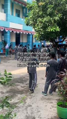 Adoh ancor🤣 #skolah #smk #ternate_malukuutara #sapatu #putrabahari 