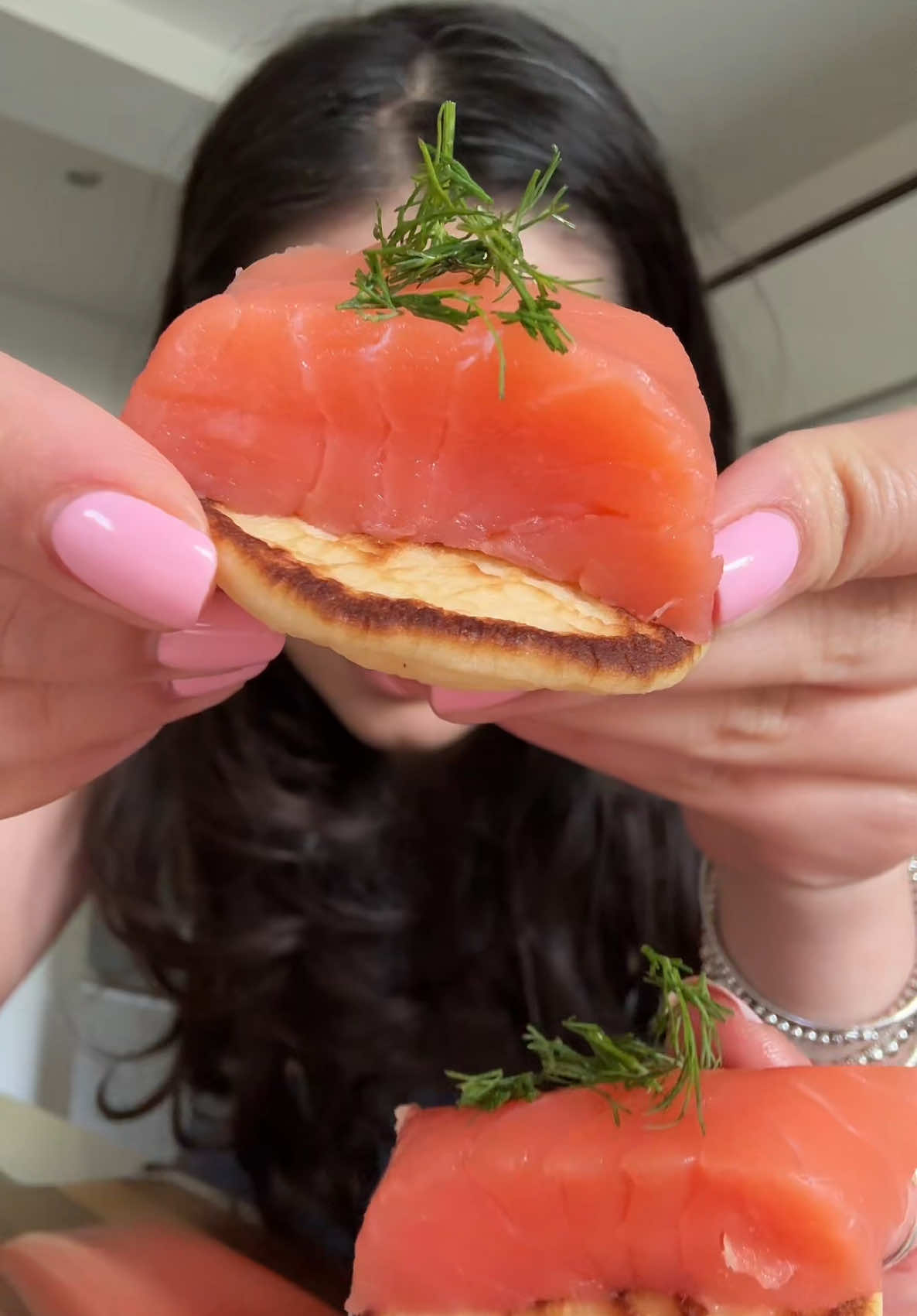 £175 smoked salmon from caviar house in Harrods 😍  @Ann Khoshaba #smokedsalmon #salmon #fish #caviar #caviarhouse #expensive #food #Foodie #foodreview #tastetest #mukbang #mukbangvideo #mukbangeatingshow #asmr #asmrfood #foodasmr #mum #family #fyp #foryou 