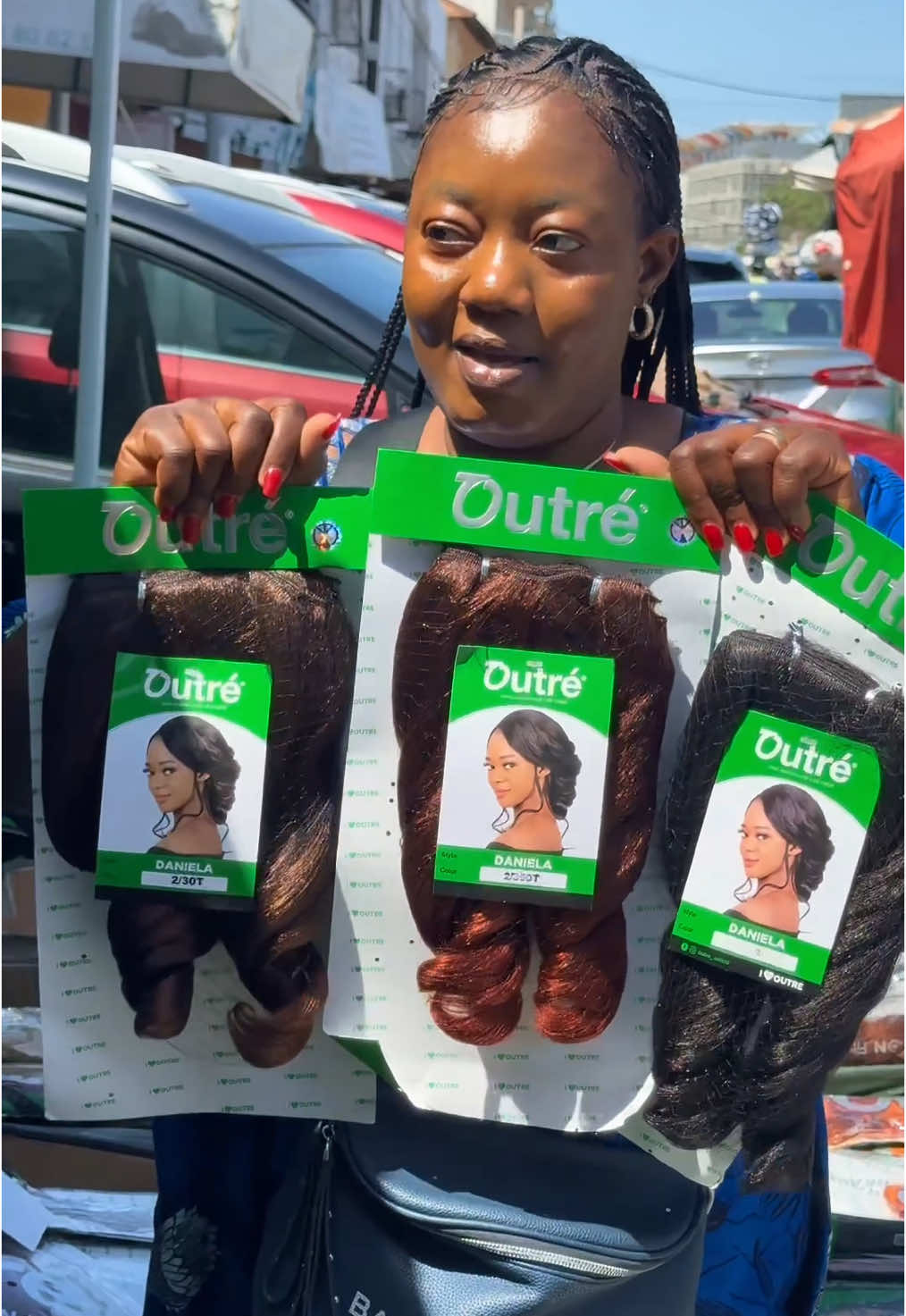 Les mèches Daniela sont de retour…et cette fois,en plusieurs couleurs ! 🤗 Passez sans plus tarder, on vous attend 🥰 📍 GRAND MARCHÉ DE Lomé (AGBADAHONOU) 📞 (+228) 90270012/70616119 #videoviral #outrehair #tiktoktogo🇹🇬 