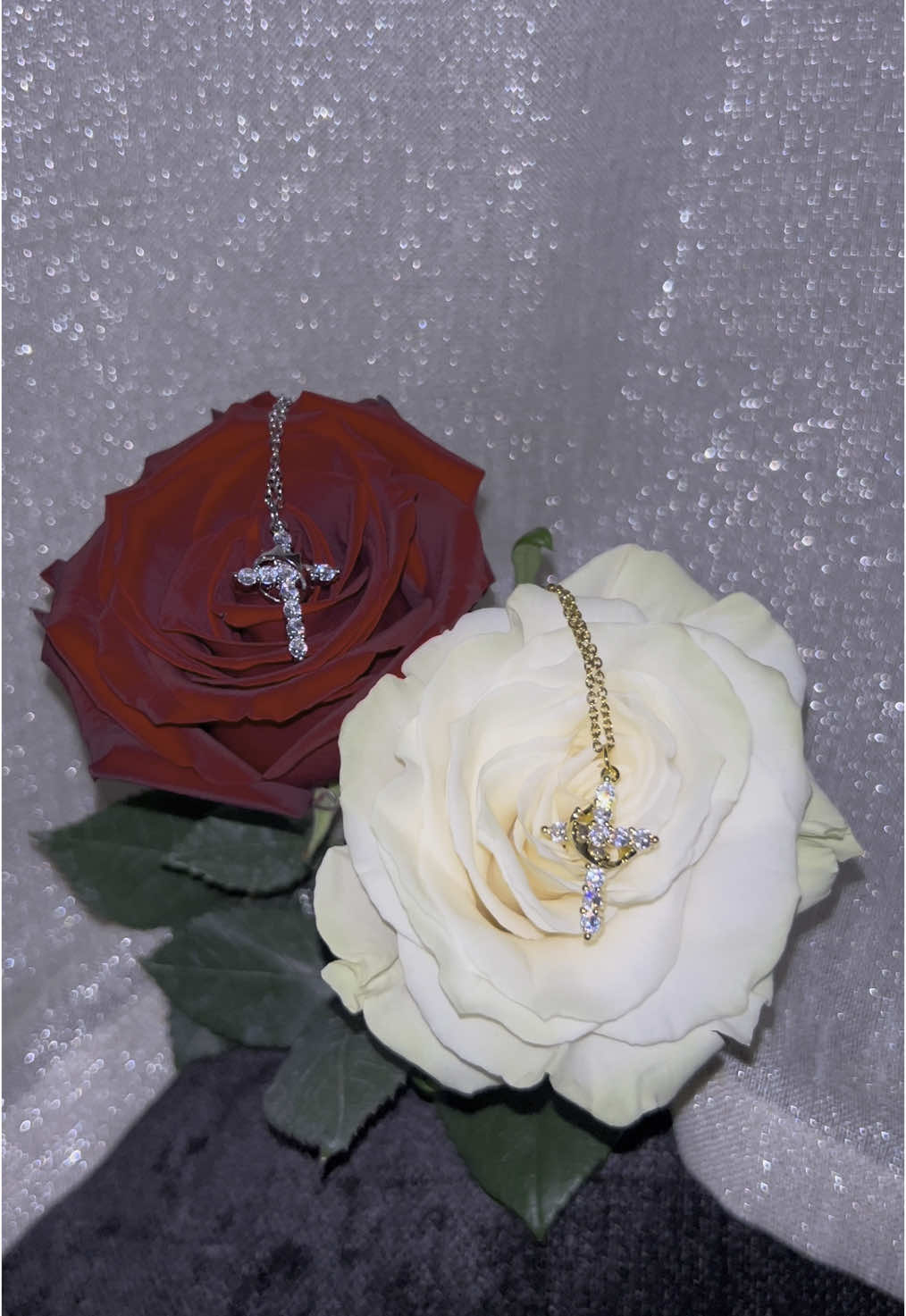 PROMO spécial fêtes des mères idée cadeau mère fille 😍🕊️✝️❤️ 25e les deux colliers profitez-en pour faire plaisir 🙏🏼 #croix#courronne#chretiennelife✝️#bijouchretien#or#argent#18carats#puretrust#Love#jesus#boutique#tiktok#online