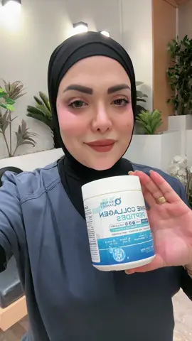 Marine Collagen Peptides من شركة Nature Target وهو مكمل غذائي يحتوي على كولاجين بحري متحلل (Hydrolyzed) من النوع الأول والثالث، مع مجموعة مكونات داعمة لصحة البشرة والمفاصل والجهاز الهضمي. ⸻ 🧬 المكونات الرئيسية وفوائدها: 1. Marine Collagen Peptides (كولاجين بحري متحلل): 	•	مستخرج من الأسماك (Wild-caught). 	•	النوع الأول والثالث: يدعمان البشرة، الأظافر، الشعر، العظام، والأنسجة الضامة. 	•	الشكل المتحلل (Hydrolyzed): يسهل امتصاصه وهضمه. 2. Hyaluronic Acid (حمض الهيالورونيك): 	•	يحتفظ بالرطوبة في الجلد. 	•	يساعد في ترطيب البشرة وتقليل التجاعيد. 	•	يدعم صحة المفاصل عن طريق ترطيبها. 3. Probiotics (البروبيوتيك): 	•	بكتيريا نافعة تدعم صحة الجهاز الهضمي. 	•	تساعد على امتصاص أفضل للكولاجين والفيتامينات. 	•	تقلل من الالتهابات المعوية والانتفاخ. 4. Vitamin C (فيتامين سي): 	•	ضروري لإنتاج الكولاجين داخليًا. 	•	مضاد أكسدة قوي يعزز صحة الجلد والمناعة الفائدة كيف يدعمها هذا المكمل تحسين البشرة يزيد من نعومة البشرة ويقلل التجاعيد دعم المفاصل الكولاجين + الهيالورونيك يحسّنان المرونة ويقللان الألم تقوية الشعر والأظافر الكولاجين يدعم البنية الأساسية للشعر والأظافر تحسين الهضم البروبيوتيك يحسن التوازن البكتيري في الأمعاء رفع المناعة فيتامين C مضاد أكسدة مهم للمناعة طريقة الاستخدام (المعتادة): 	•	عادةً تؤخذ ملعقة واحدة (حوالي 10 جم) يوميًا. 	•	يُخلط في ماء أو عصير أو قهوة أو سموثي. 	•	لا طعم له (unflavored)، لذلك سهل الإضافة للمشروبات
